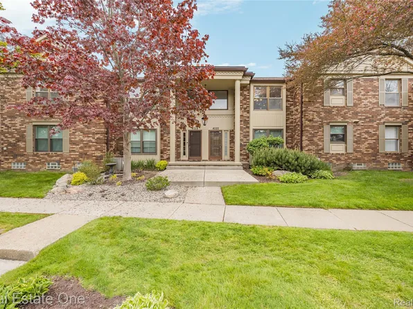 4320 Knightsbridge Ln, West Bloomfield, MI 48323