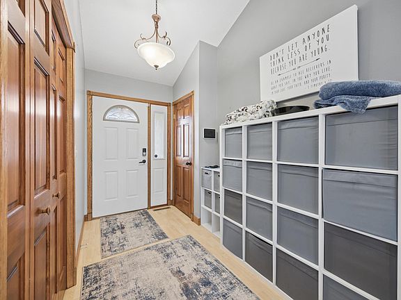 2nd image of 512 Aspen Ct W