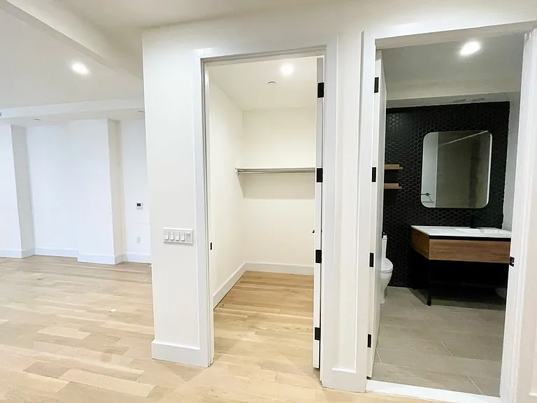 260 Gold St #525 — Photo 4