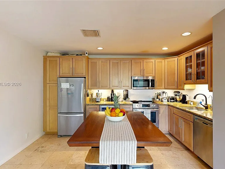 530 NE 15th Ct #7 — Photo 22