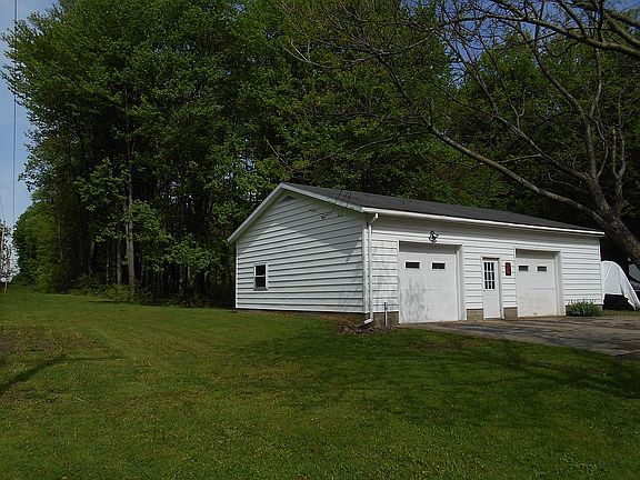 2 stall garage w/workbench