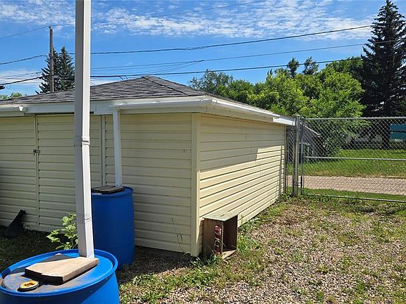2nd image of 1005 Lillooet STREET W