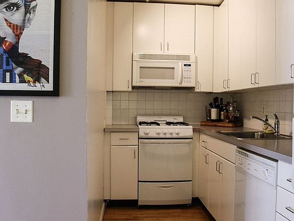 2nd image of 190 E 7th St APT 306