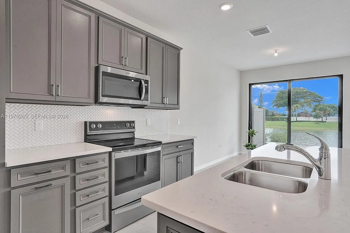 3 bed, 2.5 bath, 1774 sqft, $4,100 — Photo 1
