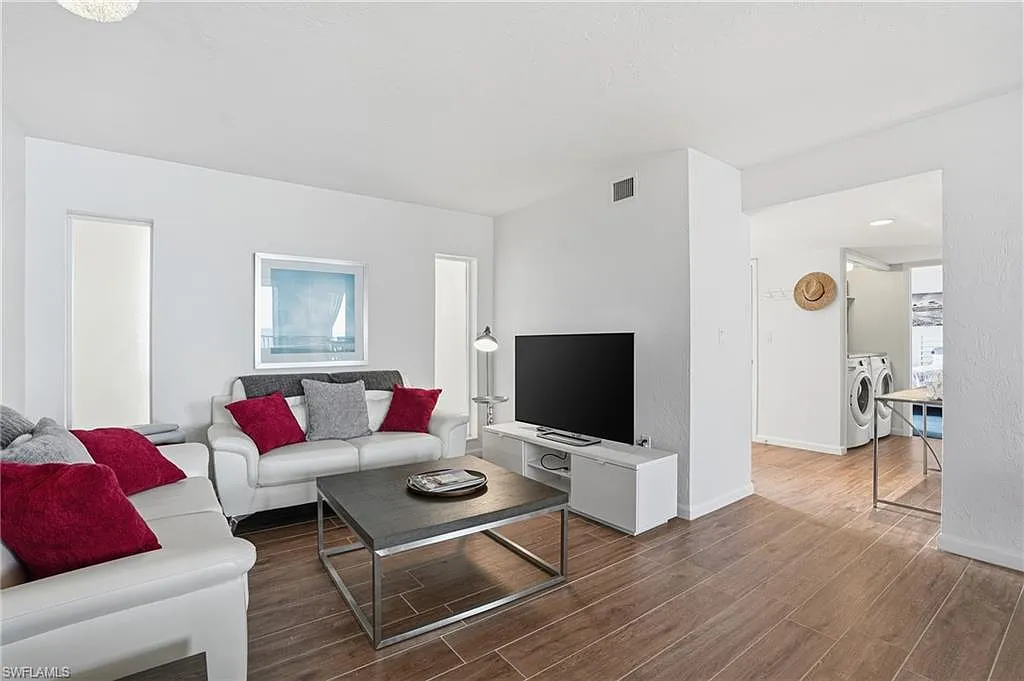 2 bed, 2.0 bath, 1315 sqft, $13,000 — Photo 2