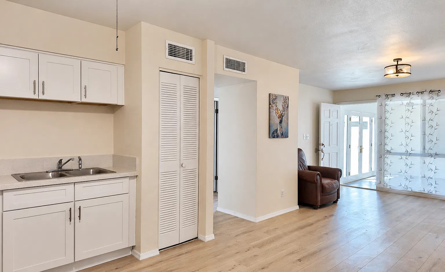 2 bed, 784 sqft, $1,600 — Photo 3