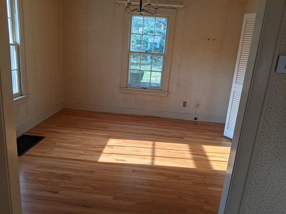 2nd image of 417 Darrow St