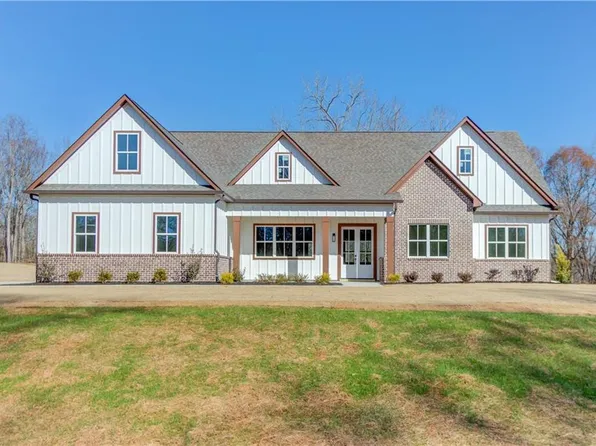 30 River Overlook Way, Jefferson, GA 30549