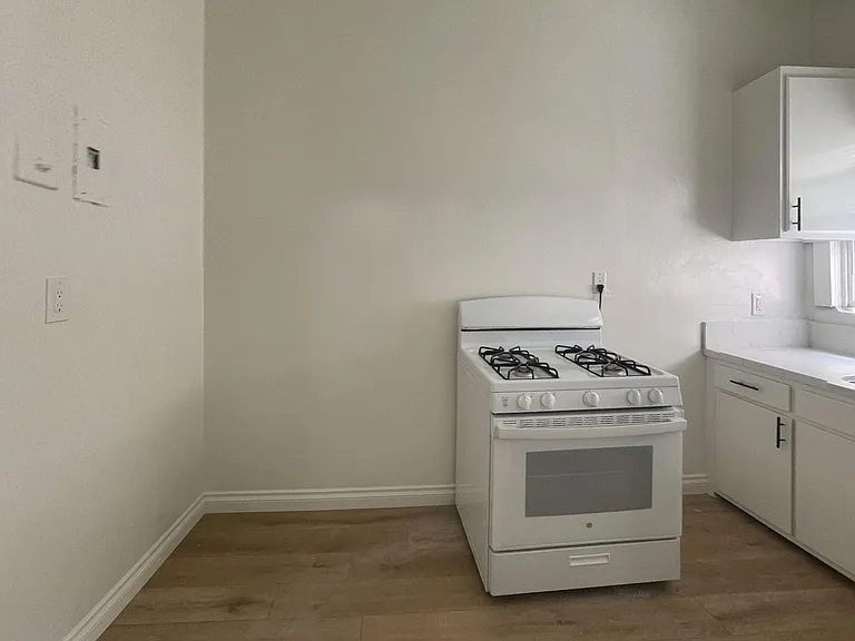 Union Apts...Remodeled Studio..New Laminate Floors...1 MONTH FREE! — Photo 7