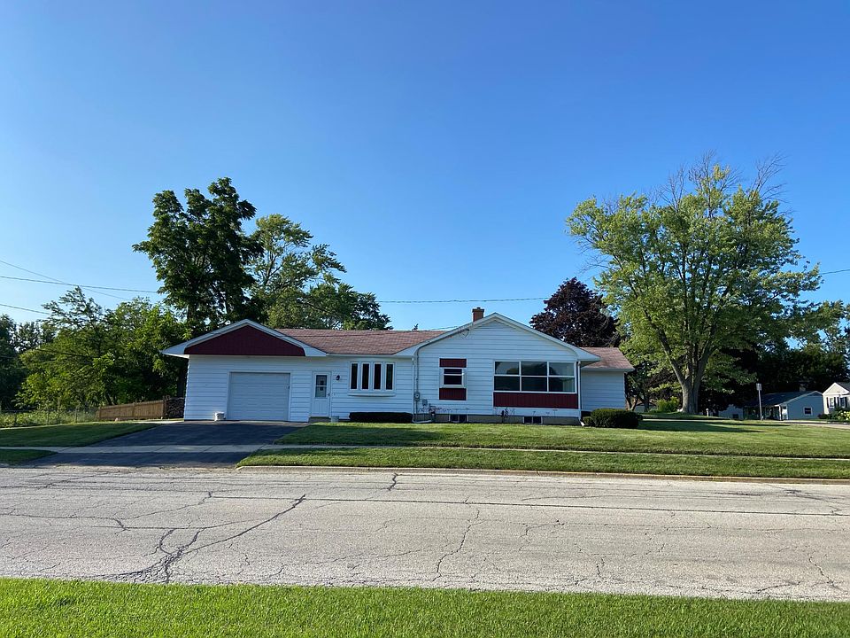 This sprawling ranch is located on a large corner lot. Exterior freshly painted.