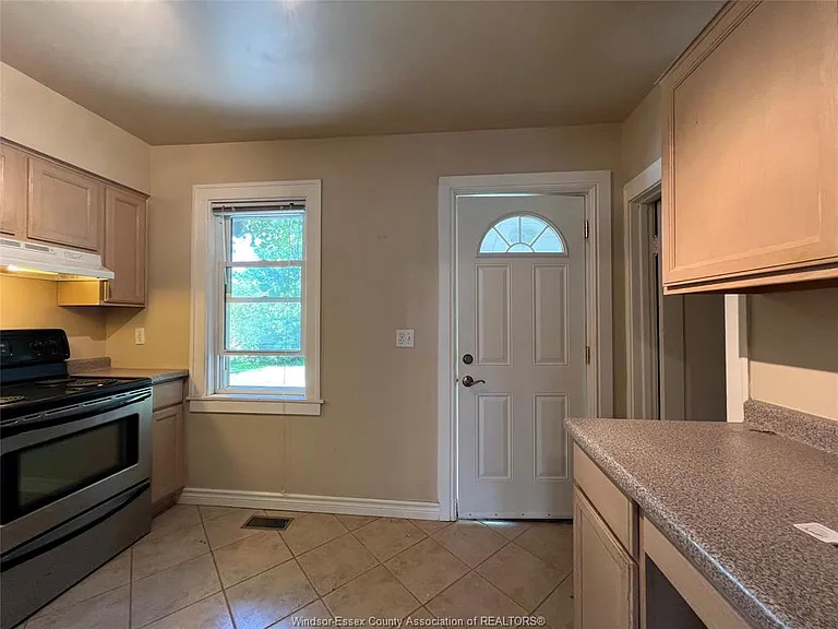 2423 Princess Ave — Photo 14