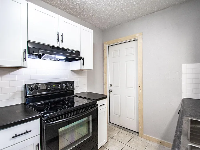 905 SE 14th St — Photo 5