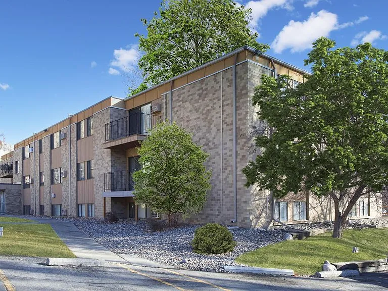 2022 Burnstead Dr — Photo 2