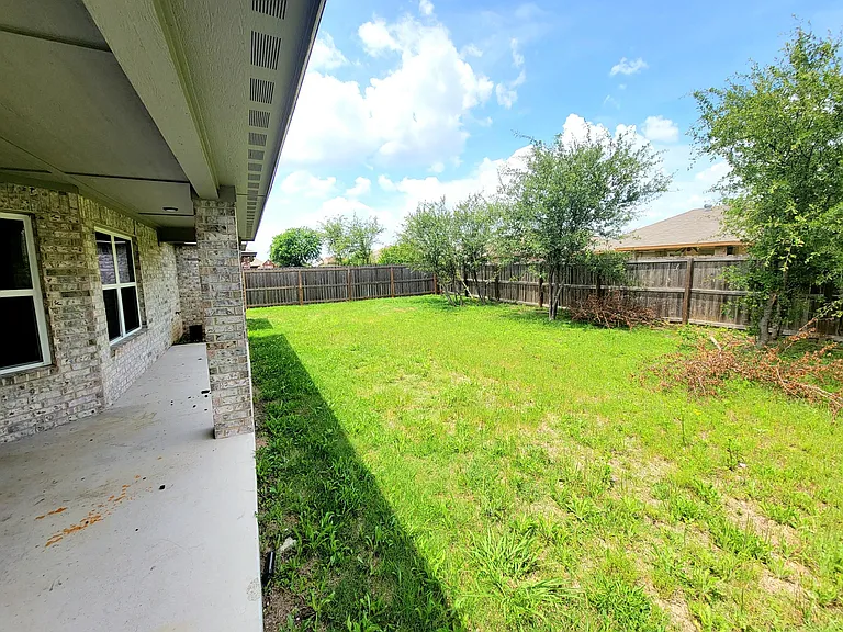 807 Holliday Dr — Photo 24