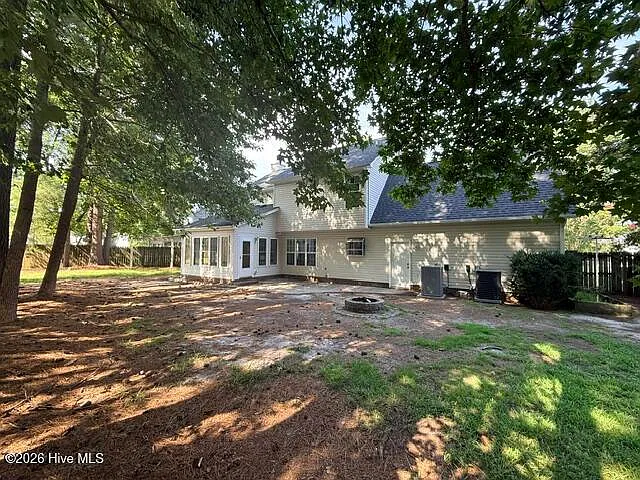 3 bed, 2.0 bath, 2025 sqft, $2,350 — Photo 2