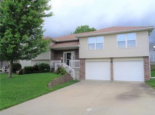 724 Shamrock Ln, Warrensburg, MO 64093