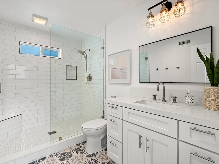 709 W Balboa Blvd — Photo 19