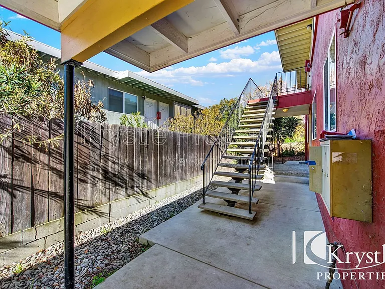 451 E L St — Photo 24