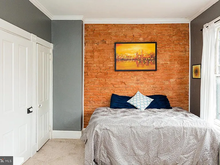 240 E Walnut St — Photo 22