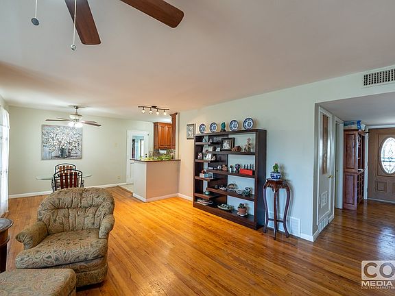 5th image of 2527 University Ave