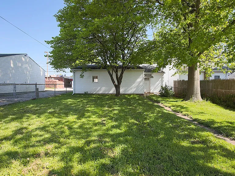 815 E Chestnut St — Photo 35