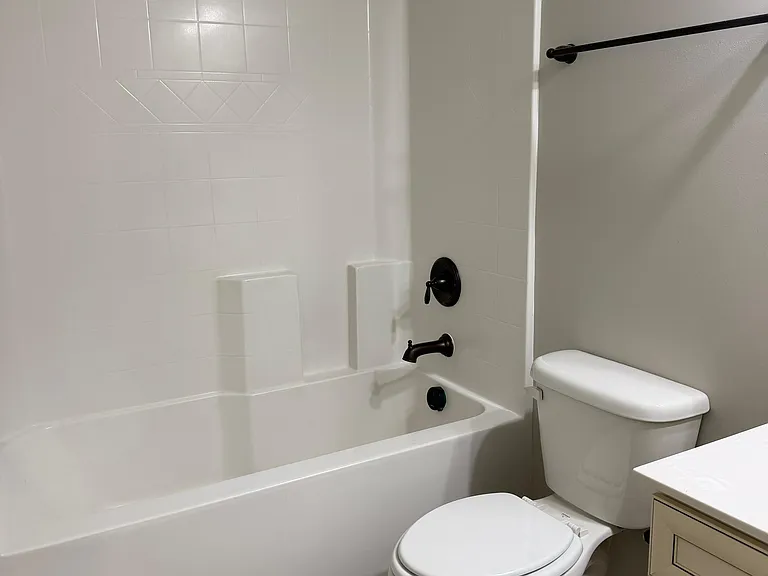 130 Caledonia Dr — Photo 21