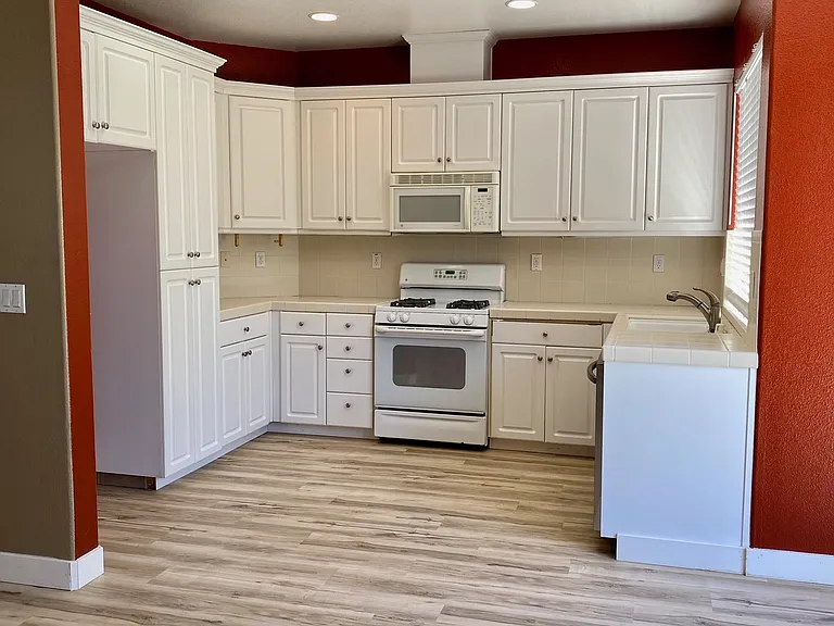 1422 Parkington Ln — Photo 3