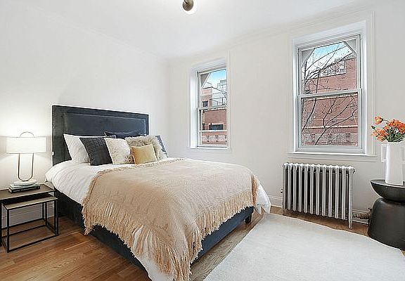 3rd image of 222 Pacific St
