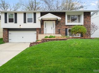 345 Sorrento Dr, Ballwin, MO 63021