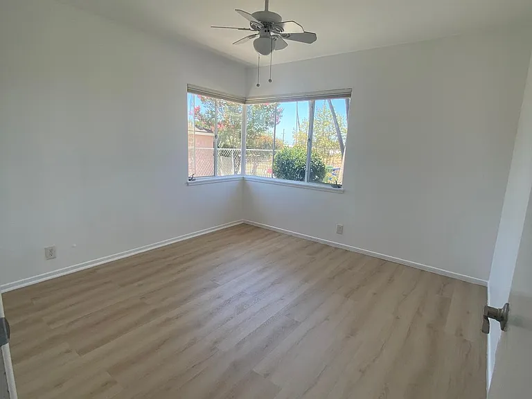 2216 N Indiana Ave — Photo 5