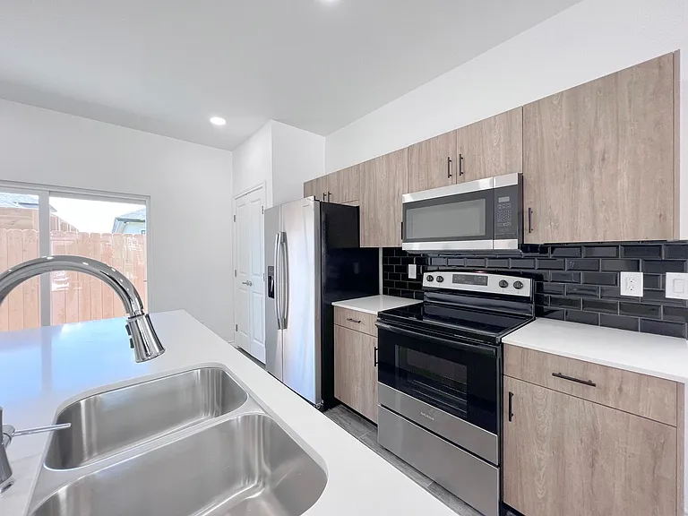3610 S Veterans Blvd — Photo 12