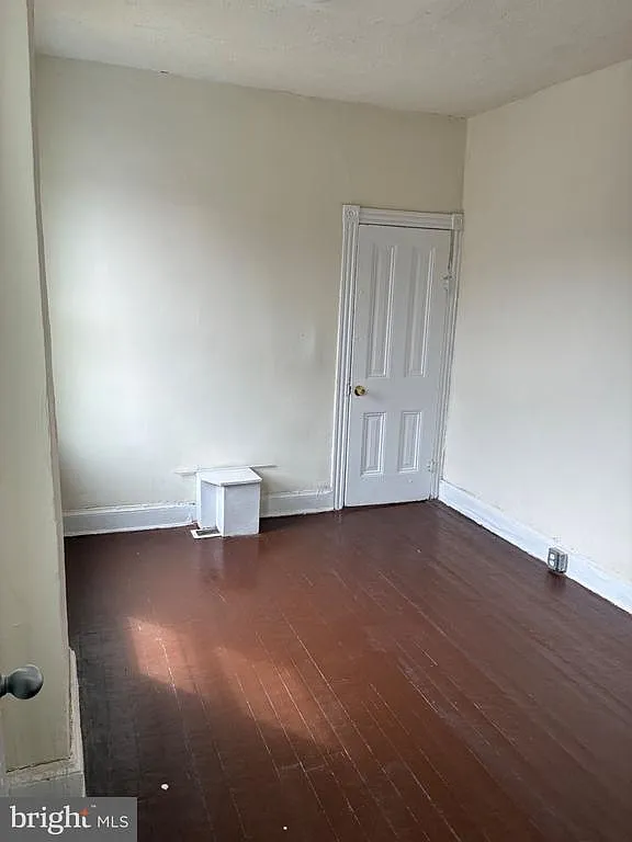 3 bed, 1.0 bath, $1,400 — Photo 2