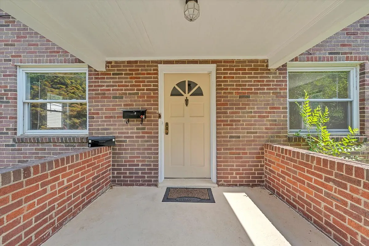 2 bed, 1.0 bath, 840 sqft, $1,300 — Photo 2