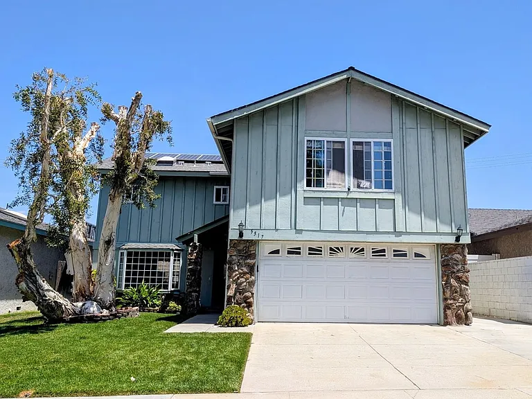 5517 E Edgemar Ave — Photo 1