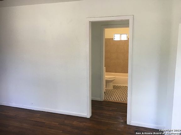 4th image of 609 S Hackberry St