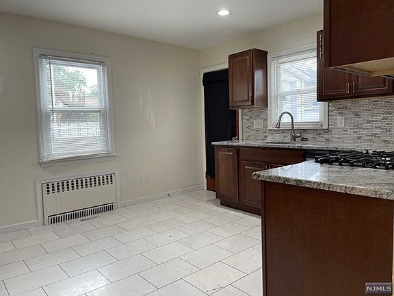5th image of 126 Banta Ave #1