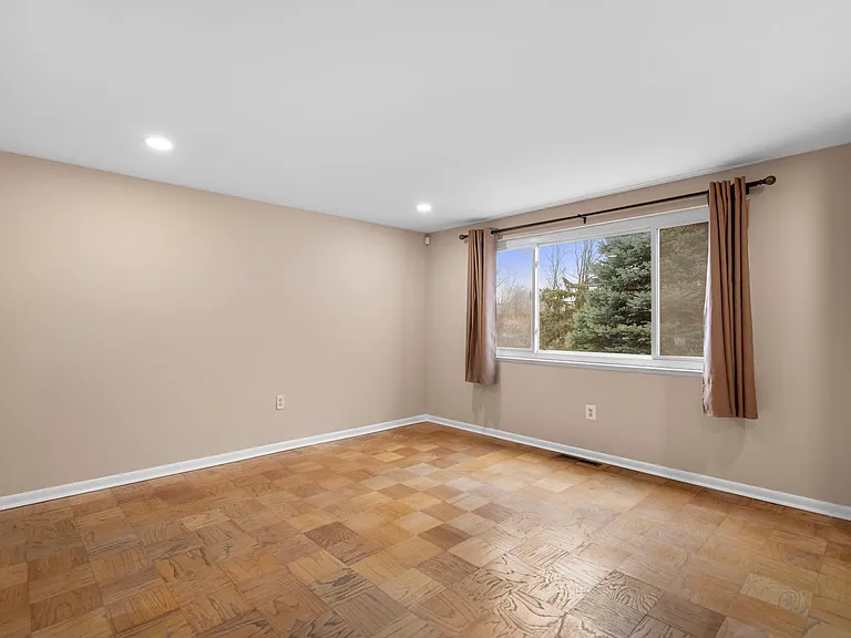1029 Regina Dr — Photo 5