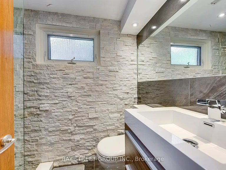 1238 Landfair Cres — Photo 17