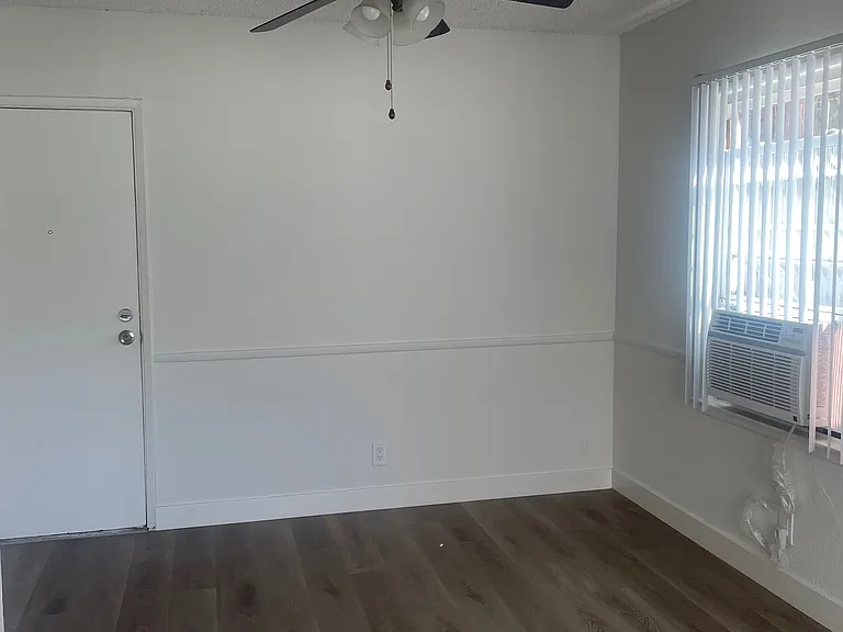 15513 Victory Blvd #E — Photo 8