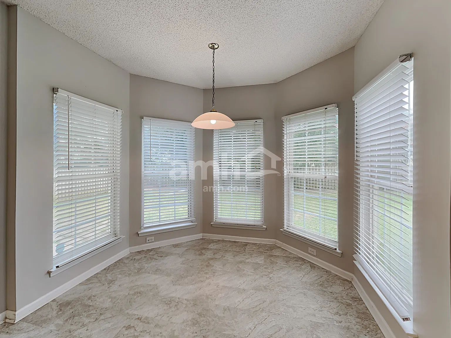 3 bed, 2.5 bath, 2400 sqft, $2,330 — Photo 4