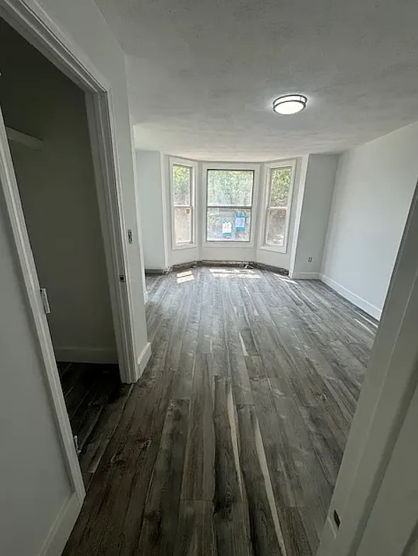 3 bed, 1200 sqft, $3,300 — Photo 4