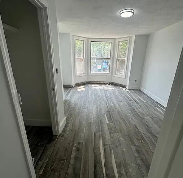 254-256 E Eagle St #1 — Photo 2
