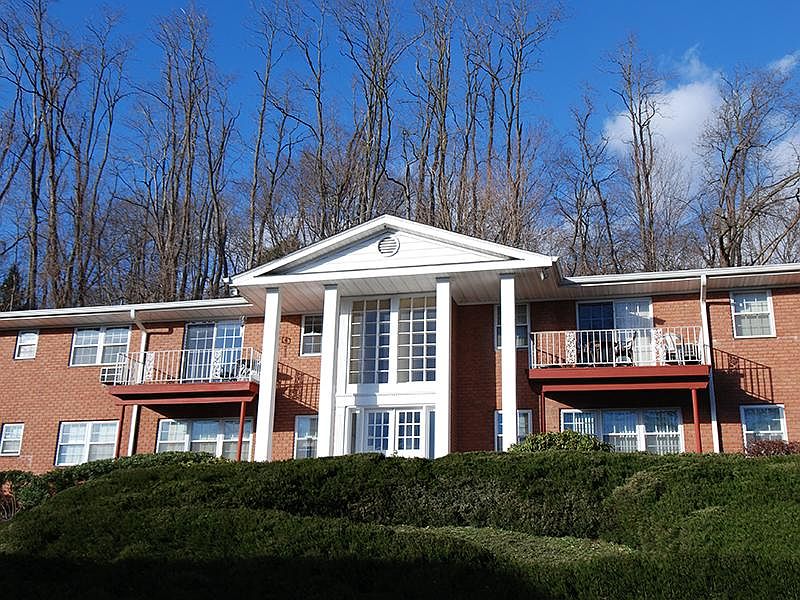 Sunny and Spacious Unit with Balcony