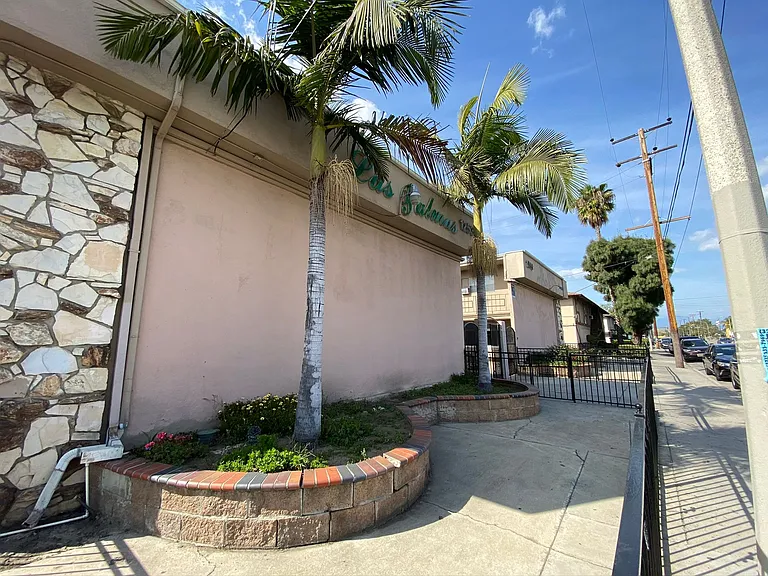 Las Palmas Apartments — Photo 8