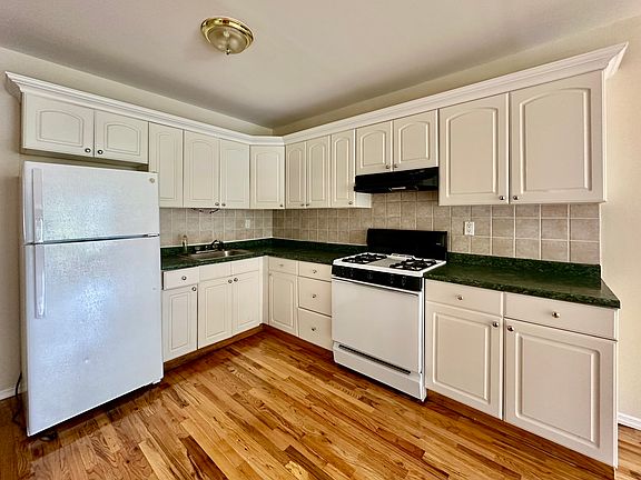 4th image of 3115 Steinway St #2F