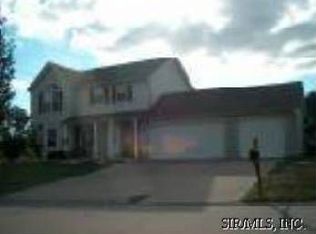1057 Meadow Lake Dr, Maryville, IL 62062