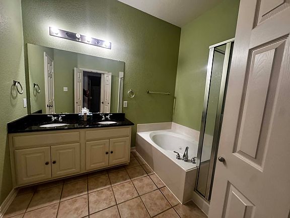 4th image of 401 Lois Ln