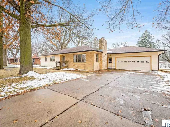 1228 S Ramsey St, Blue Earth, MN 56013