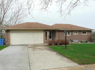 2008 S Crestwood Rd, Sioux Falls, SD 57105