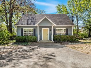 2826 N Old Wire Rd, Fayetteville, AR 72703